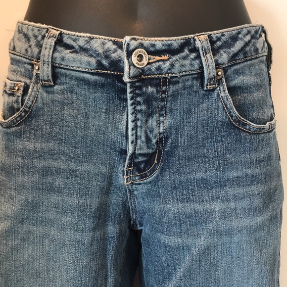 Silver jeans. Low rise with a fan detail on legs. Great stretch fabric. - Picture 4 of 15